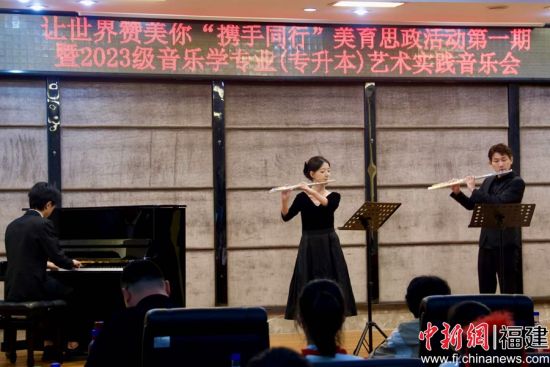 图为大学生现场表演。福大咕咕番
供图 图为大学生现场表演。福大咕咕番
供图